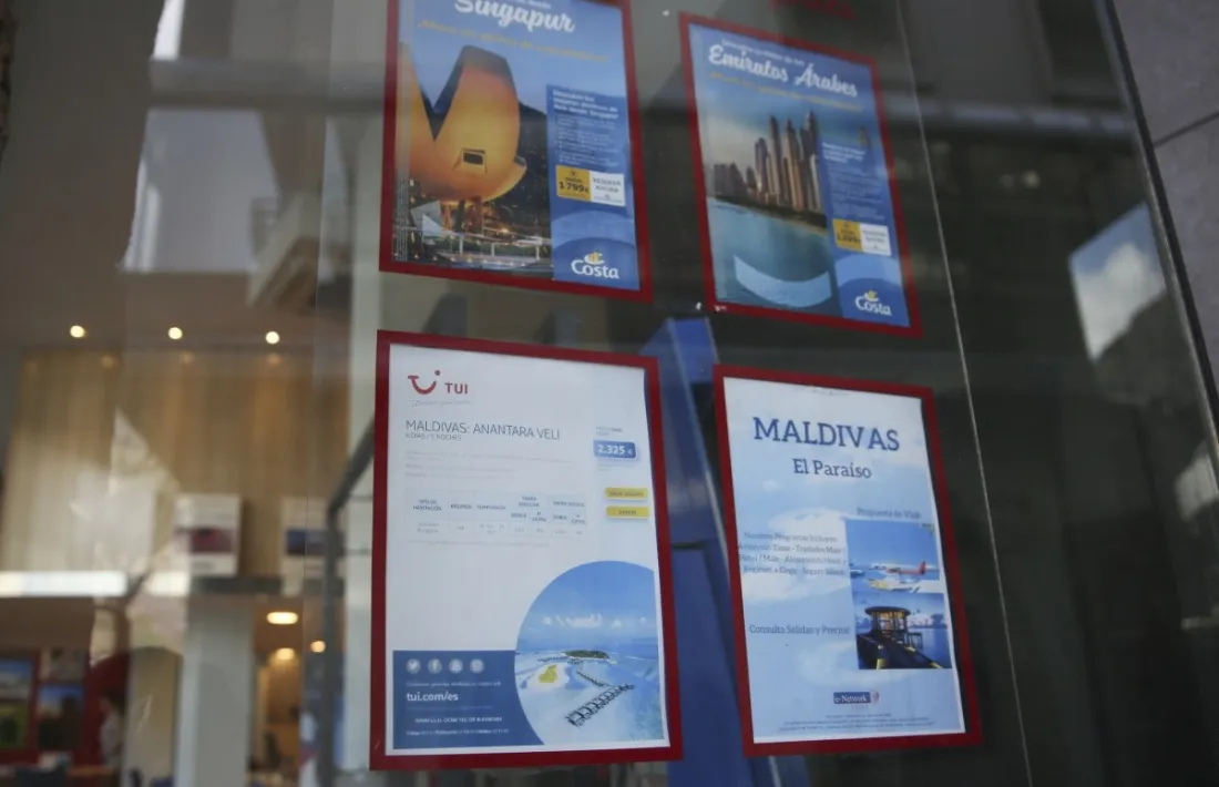 Catàlegs de viatges exposats en una agència del país.