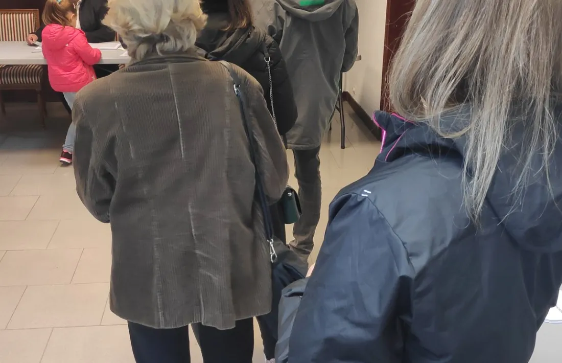 Una de les cues que s'han format per poder votar a l'ambaixada francesa.