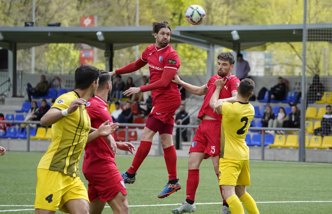 Garcia intenta rematar una pilota al Centre d’Entrenament de la FAF.