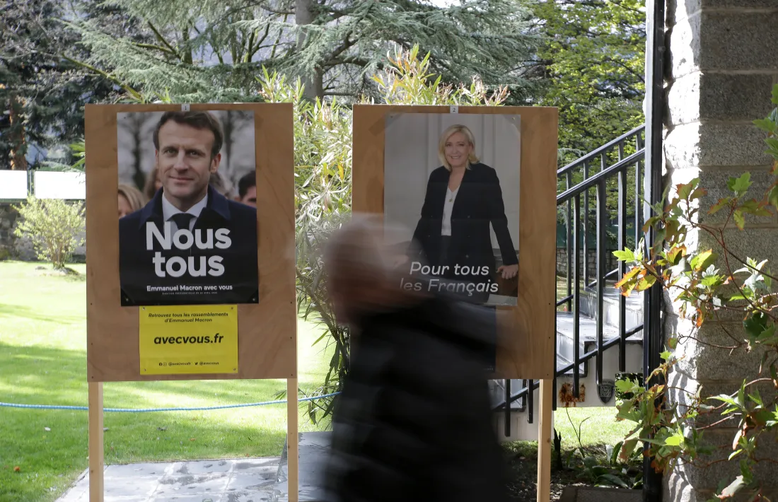 Cartells dels dos candidats de la segona volta, als jardins de l'ambaixada francesa.