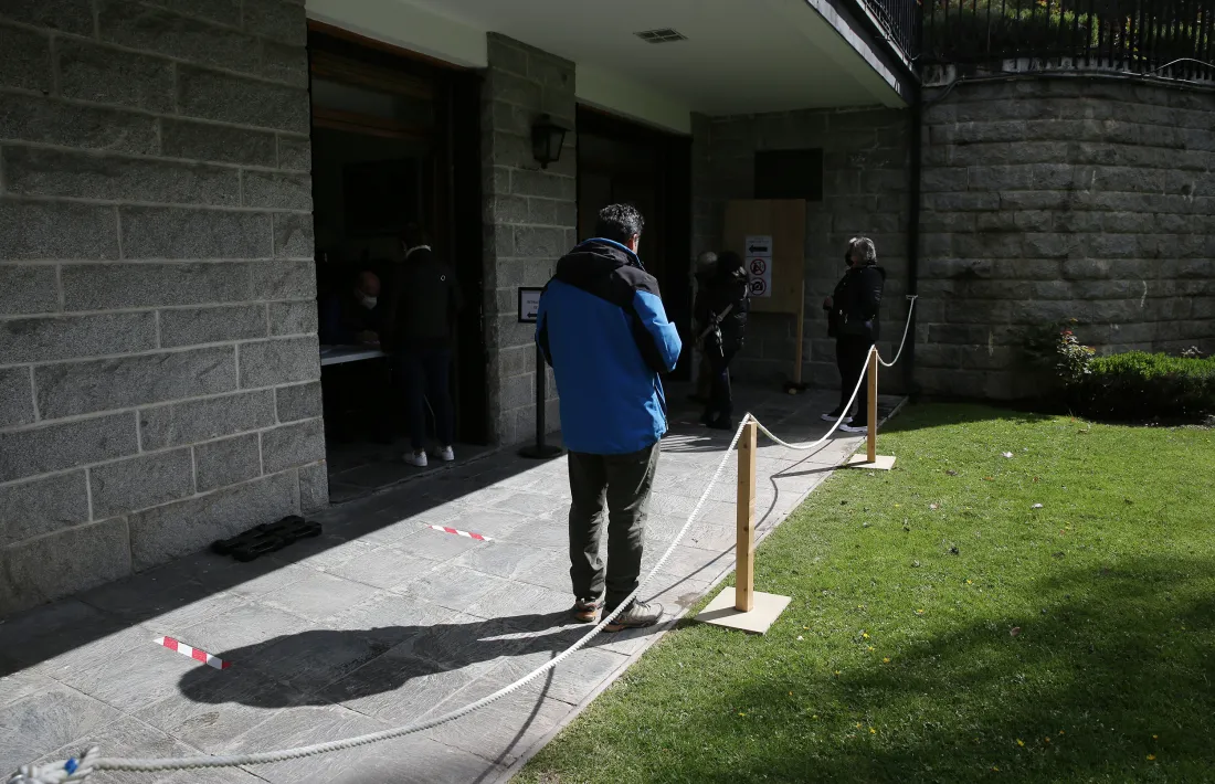 Cua de votants per exercir el dret a vot, ahir al matí a l'ambaixada francesa.