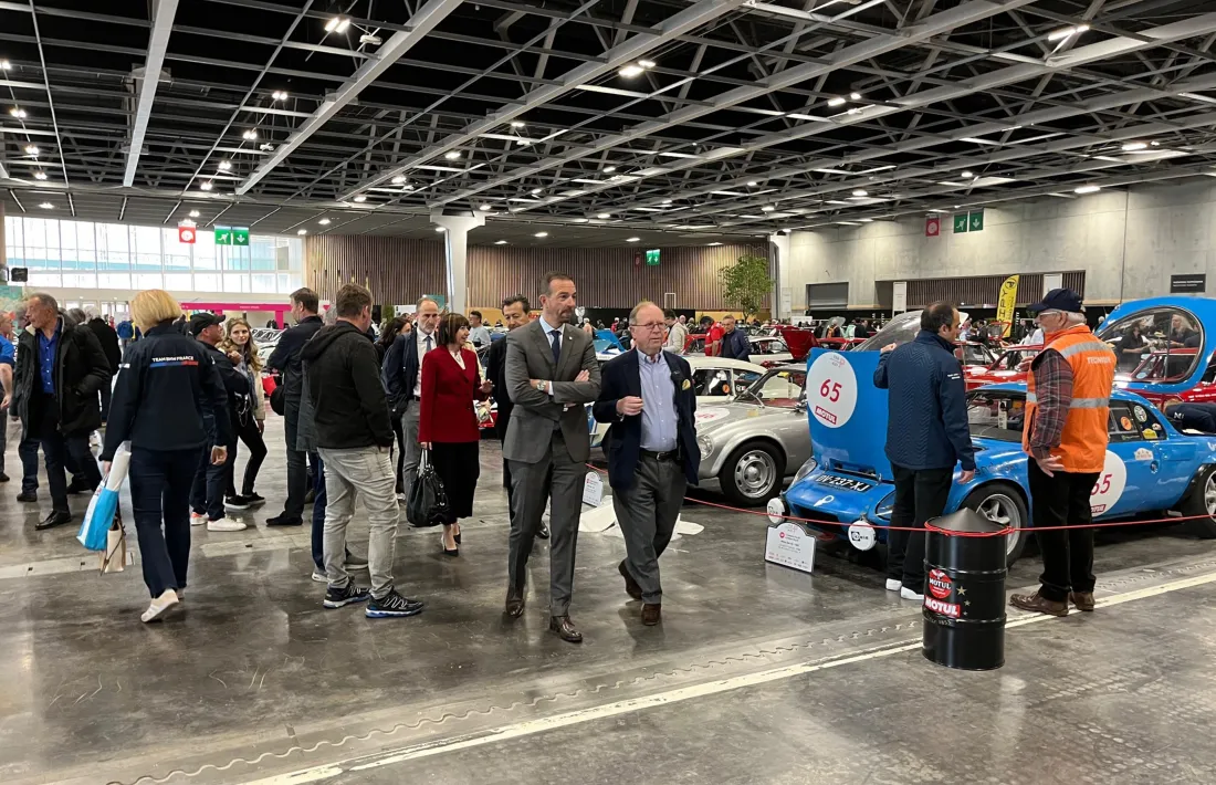 El ministre Jordi Torres visitant l'exposició de vehicles del Tour Auto 2022.