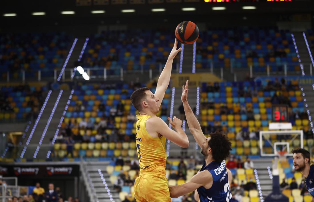 Drew Crafword intenta taponar un llançament de Salvó en el partit al Gran Canària Arena d’ACB de fa quinze dies.