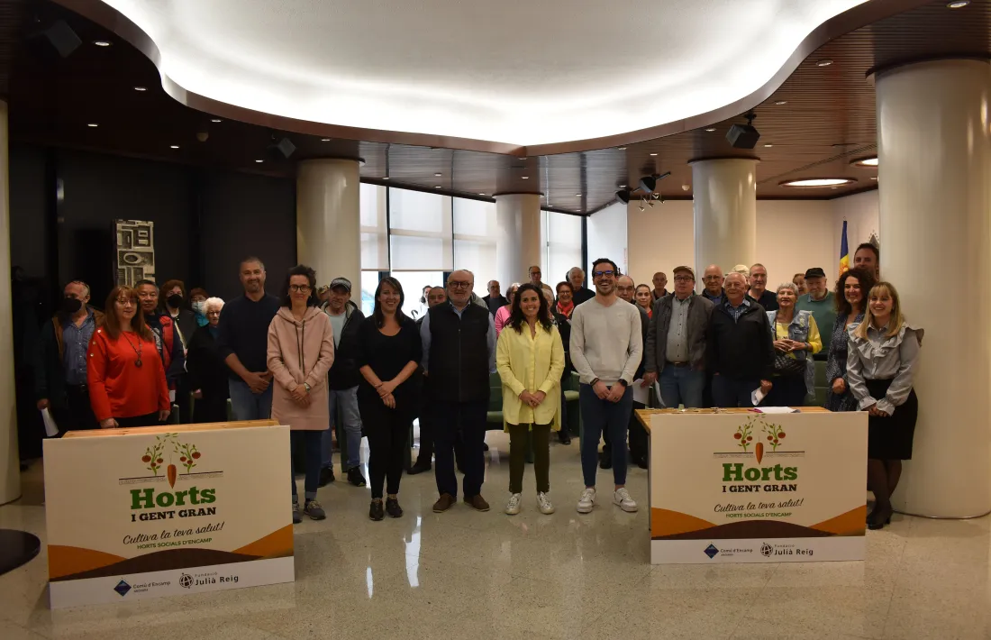 Foto de família de les autoritats comunals i els padrins i padrines que han obtinguts els horts.