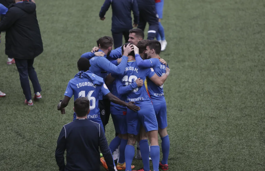 Els jugadors de l’FC Andorra celebren els tres punts vitals assolits despés de derrotar el Sabadell diumenge a l’Estadi Nacional.