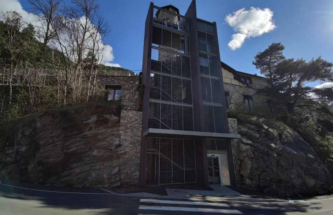 Visual de Radio Andorra des de l’antiga carretera general, amb l’estructura en primer terme i la façana principal oculta al darrere.