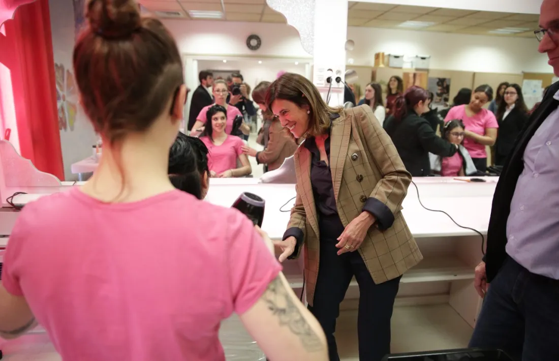 La ministra al taller de perruqueria.