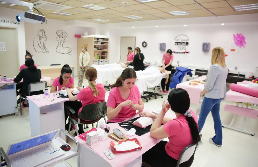 Un instant de l'activitat d'estètica.