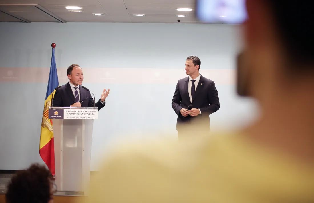 Espot i Gallardo durant la compareixença per explicar el paquet de mesures.