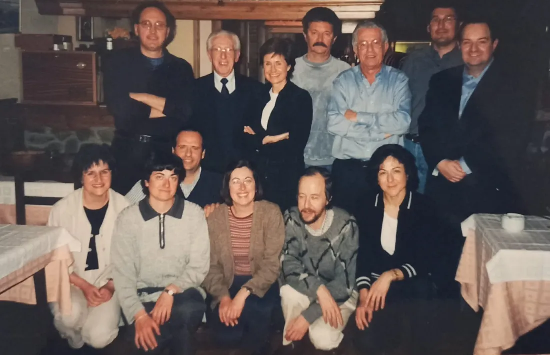 Una foto històrica: la junta de la SAC el 2002, presidida per Josep Vilanova (amb bigoti). A dalt, Antoni Pol, Marcel Baiche, Imma Mañà, Vilanova, Miquel Sistach, Jaume Tilló, Daniel Bastida. Ajupits, Mercè Betriu, Conxita Naudi, Pere Postius, jÀngels Mach, Pere Cavero i Elena Martínez Castro. 