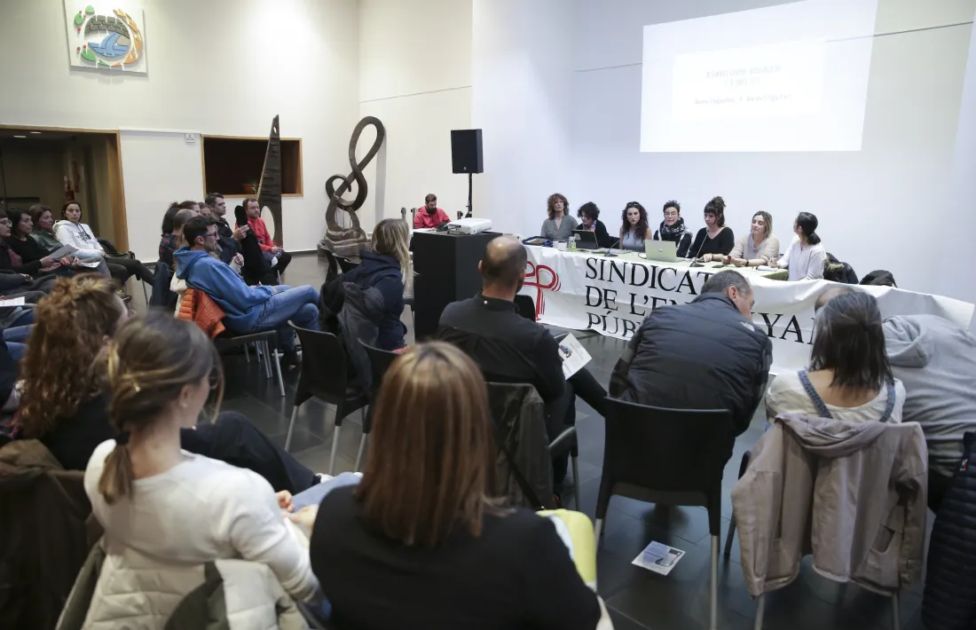 Un moment de l’assemblea SEP que va tenir lloc ahir al vespre al vestíbul de Prat del Roure.