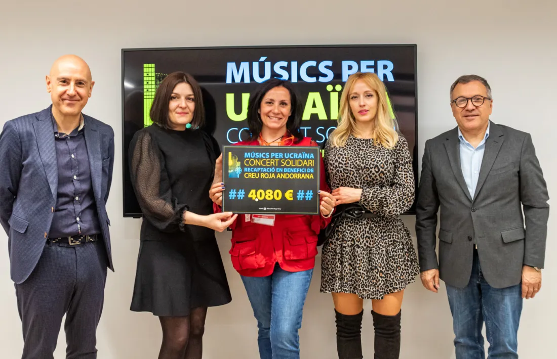 Moment de l'entrega del xec solidari.