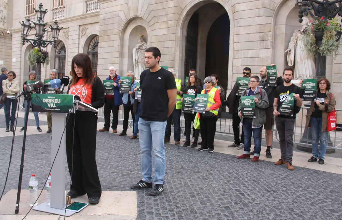 Trini Cruzado intervé, amb Bernat Lavaquiol, regidor de la CUP a la Seu, al costat. 