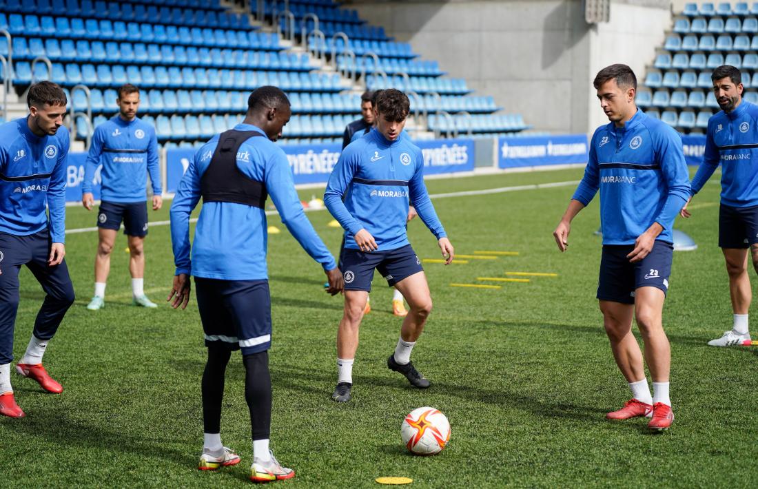 Els jugadors tricolors durant l’entrenament d’ahir al matí a l’Estadi Nacional.