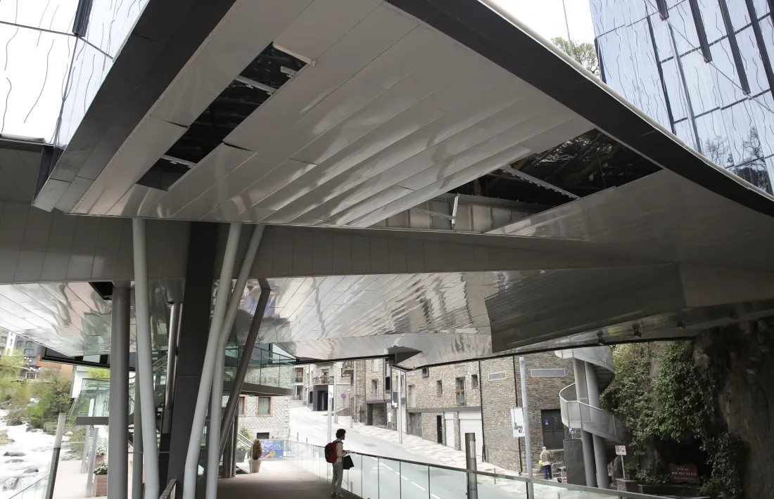 La planta de l’edifici presenta aquest inquietant parell de forats, i a l’entorn hi abunden les rajoles trencades i desencaixades, la brutícia i el rovell.