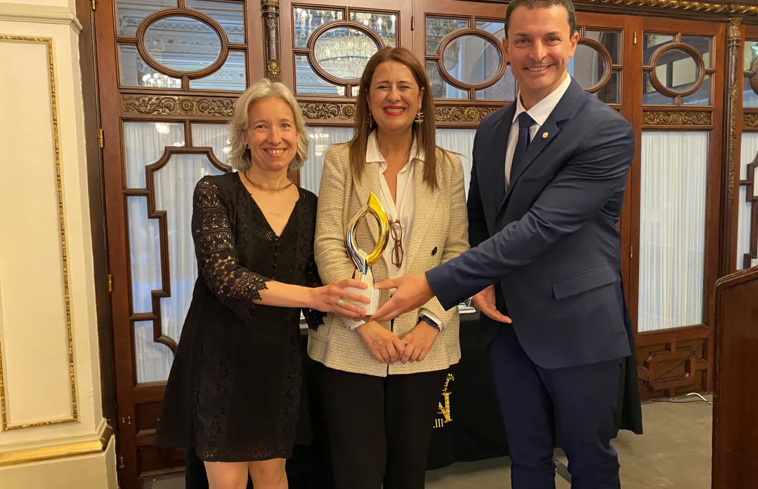 Hidalgo i Gallardo recollint el premi.