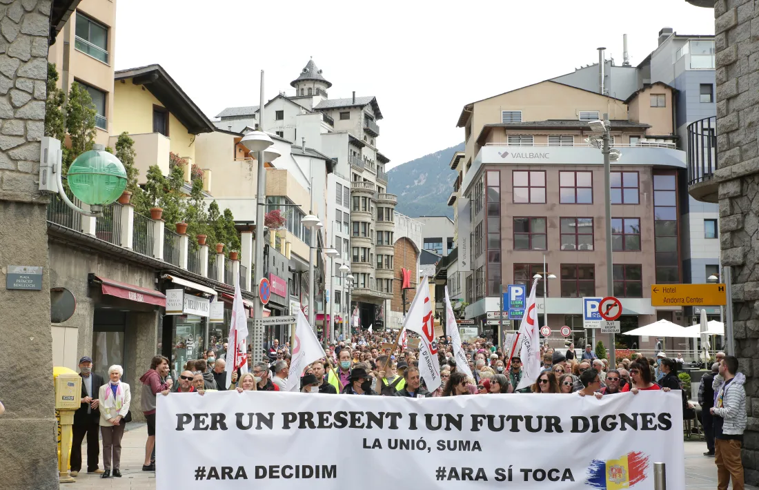 Els manifestants darrere la pancarta gegant que reclamava un present i un futur dignes.