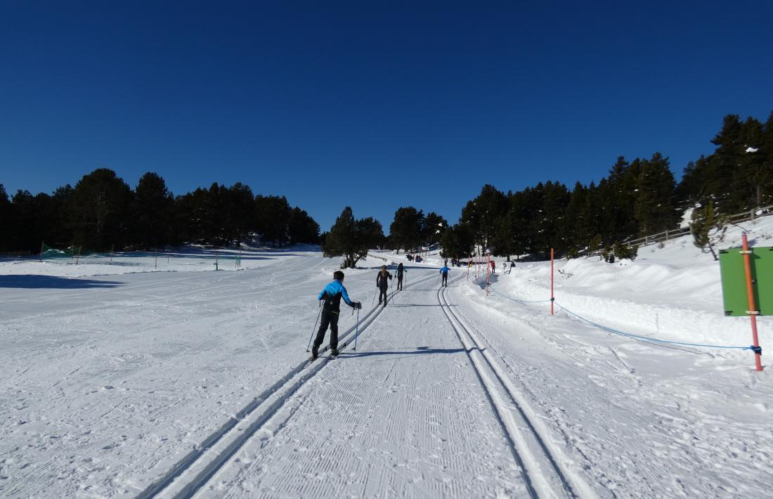 Clients de Naturland practicant esquí de fons a les instal·lacions de l’estació.