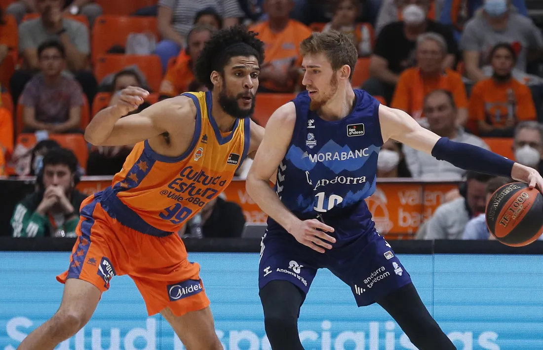 TJ Cline defensat per Labeyrie en una acció del partit d’aquest dissabte del MoraBanc Andorra a la pista del València Basket.