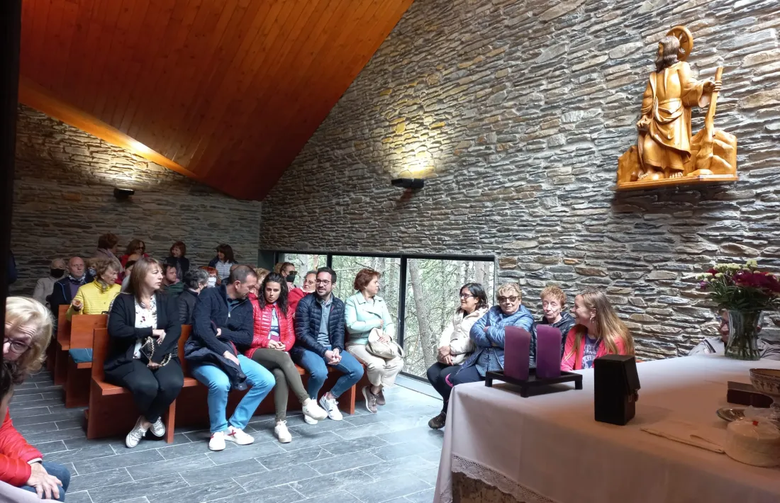 Les autoritats amb els encampadants a l'església de Sant Jaume dels Cortals.