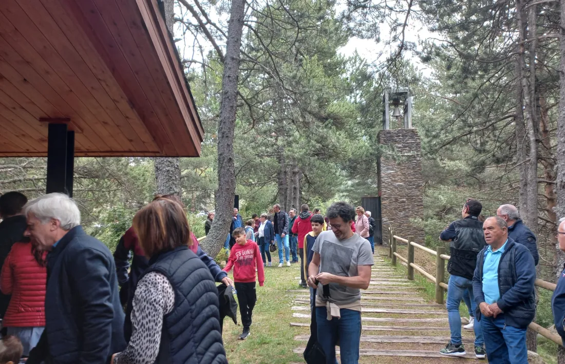 Els feligresos entrant a la missa que enguany per fi s'ha pogut celebrar a l'interior de l'església.