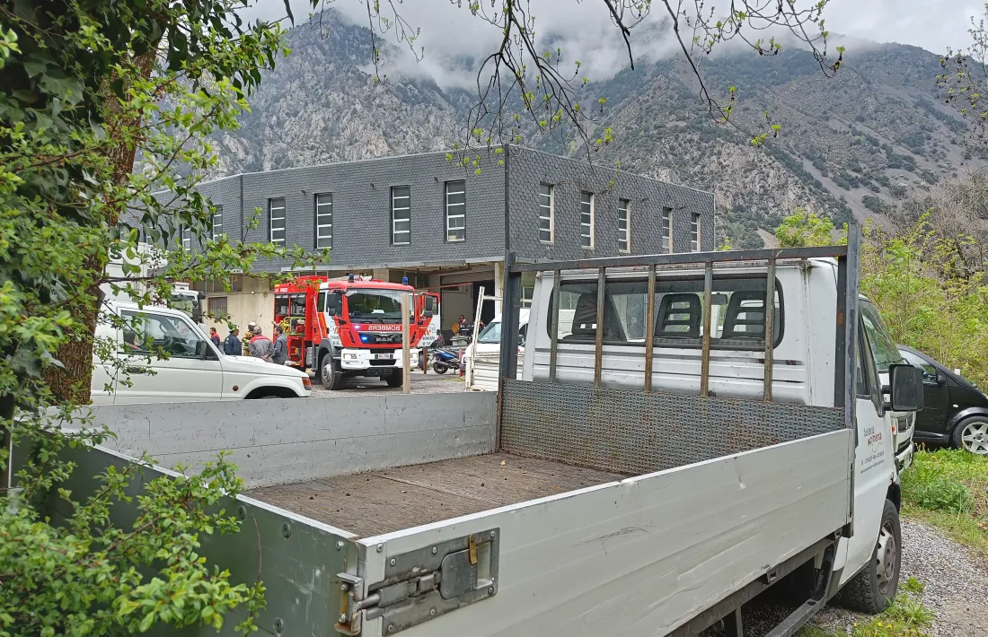 Un camió de bombers durant la intervenció a l'edifici Encorcés.