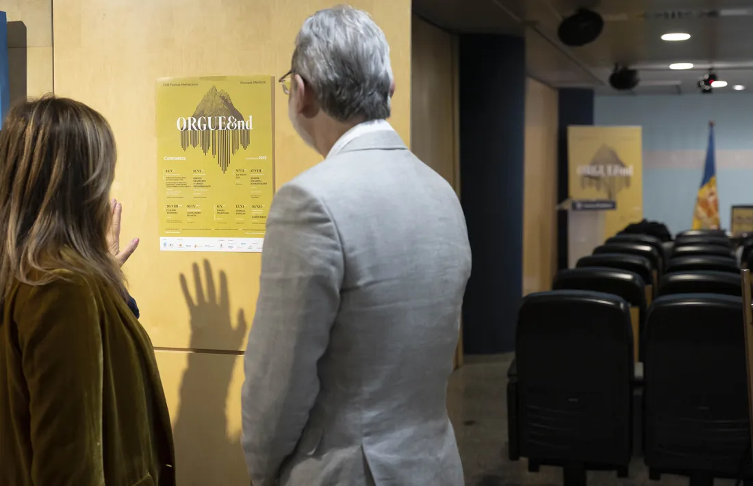 La cònsol Conxita Marsol i el director atístic del festival, Ignacio Ribas, contemplen el cartell de la 23a edició, ahir a Govern.