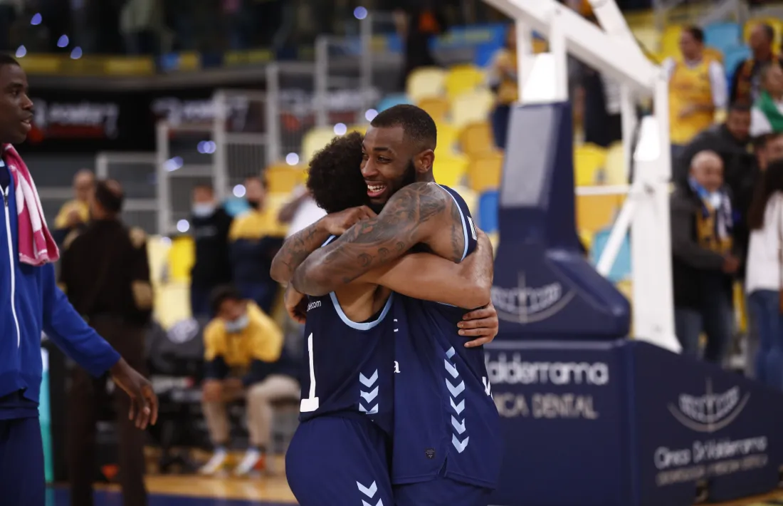 Clevin Hannah i Codi Miller-McIntyre celebren el triomf al Gran Canària Arena que els va classificar per a semifinals de l’Eurocup.