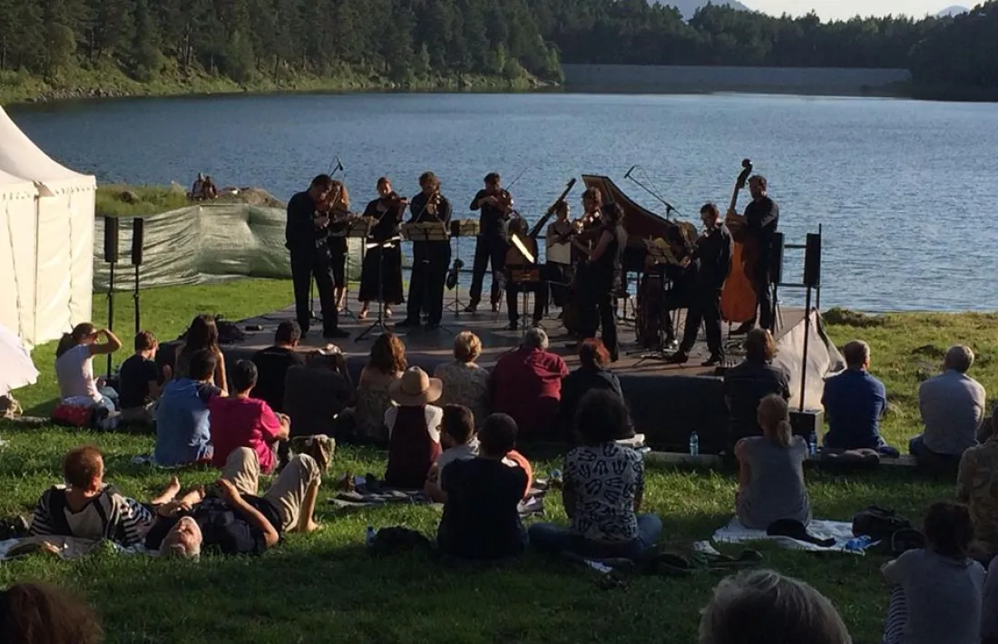 Actuació de Pyrenaeus Ensemble al llac d’Engolasters, el 29 de juliol del 2019.