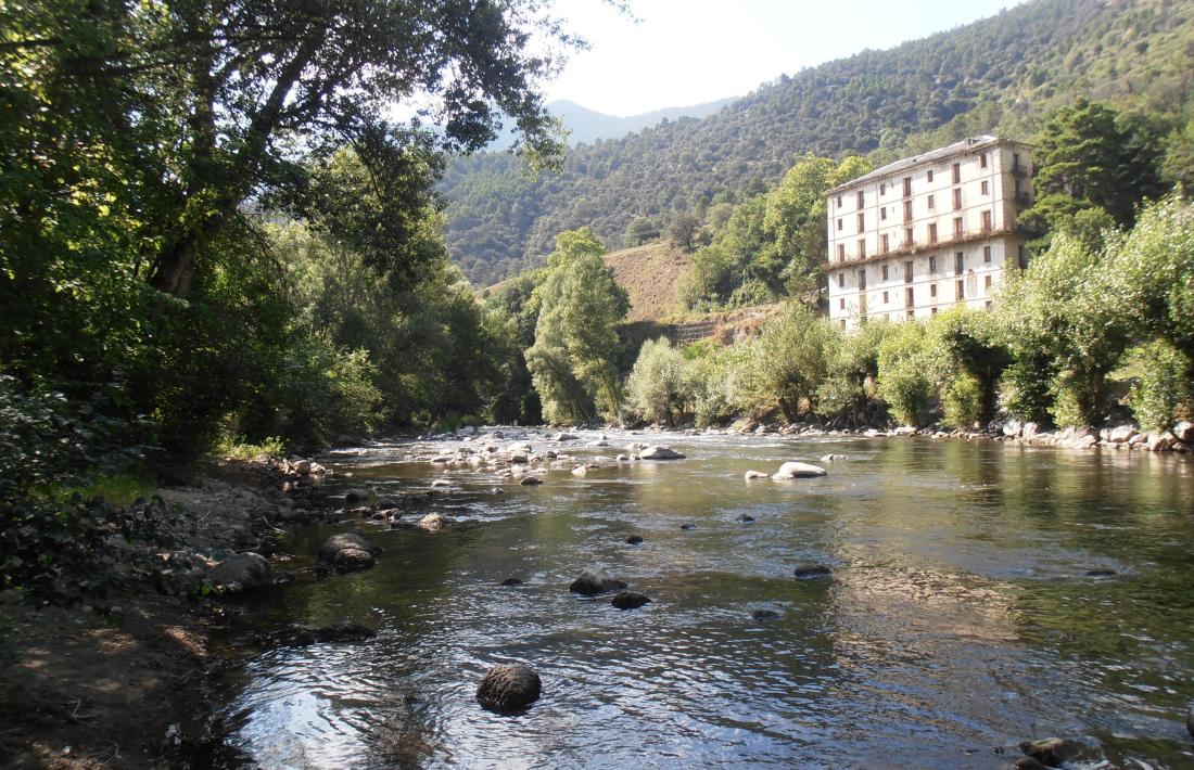 L'edifici, vist des de la llera del Segre. 