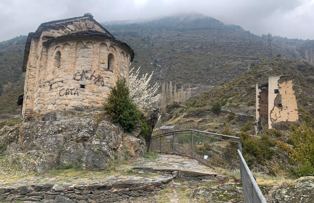 Les pintades van aparèixer la tarda de l’aplec a l’absis de l’ermita.