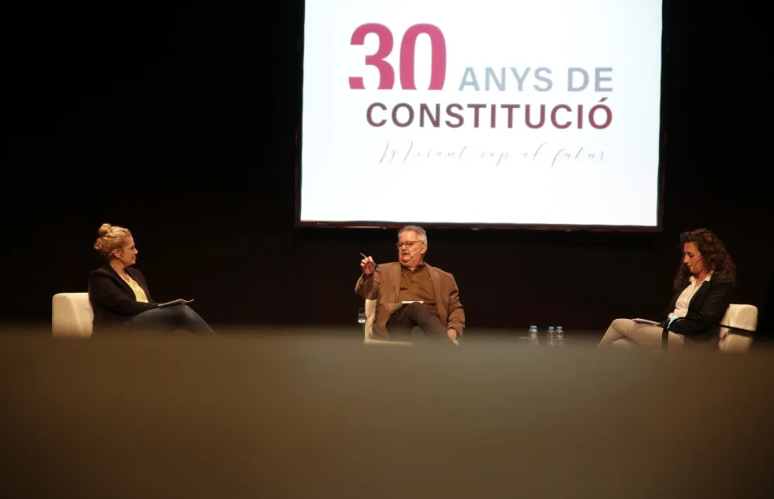 Pere Vilanova, pare de la Constitució, entre Noemí Rodríguez i Maria Nazzaro, coordinadora de Joventut Socialdemòcrata.