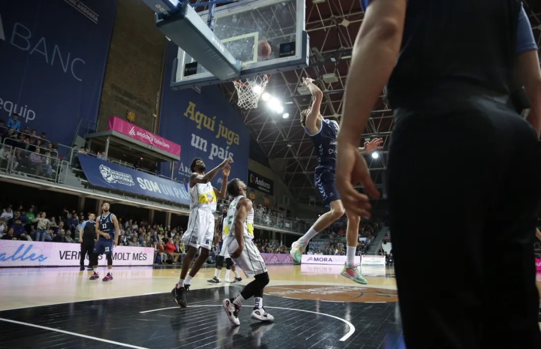Oriol Paulí anota a cistella passada ahir al Poliesportiu d’Andorra, on l’aler gironí va ser el millor dels tricolors amb 16 punts i 28 de valoració.