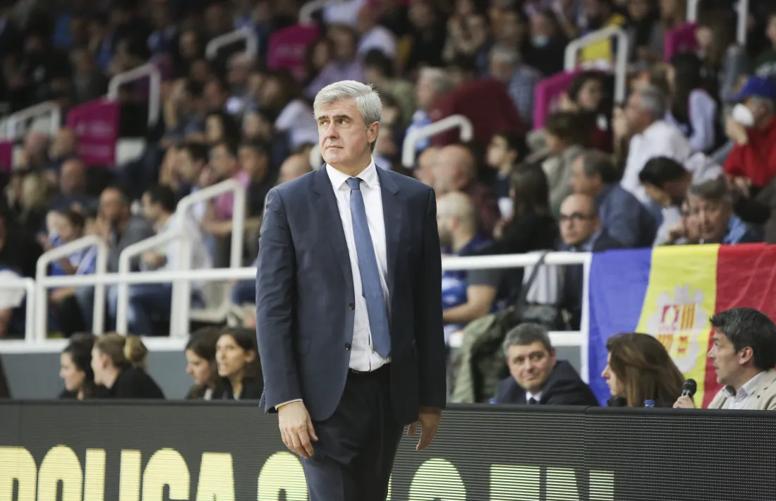 El tècnic del MoraBanc Andorra, Óscar Quintana, durant el partit d’ahir contra el Frutti Extra Bursaspor al Poliesportiu.