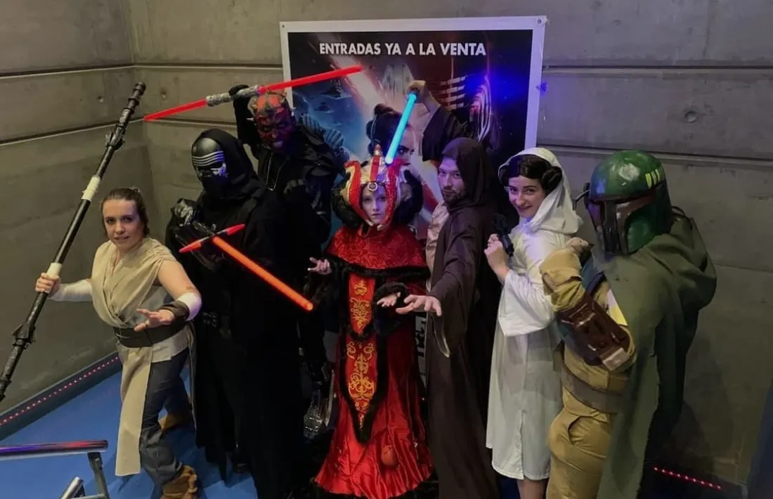 Fans de l’univers de ‘Star Wars’, disfressats dels personatges de la franquícia.