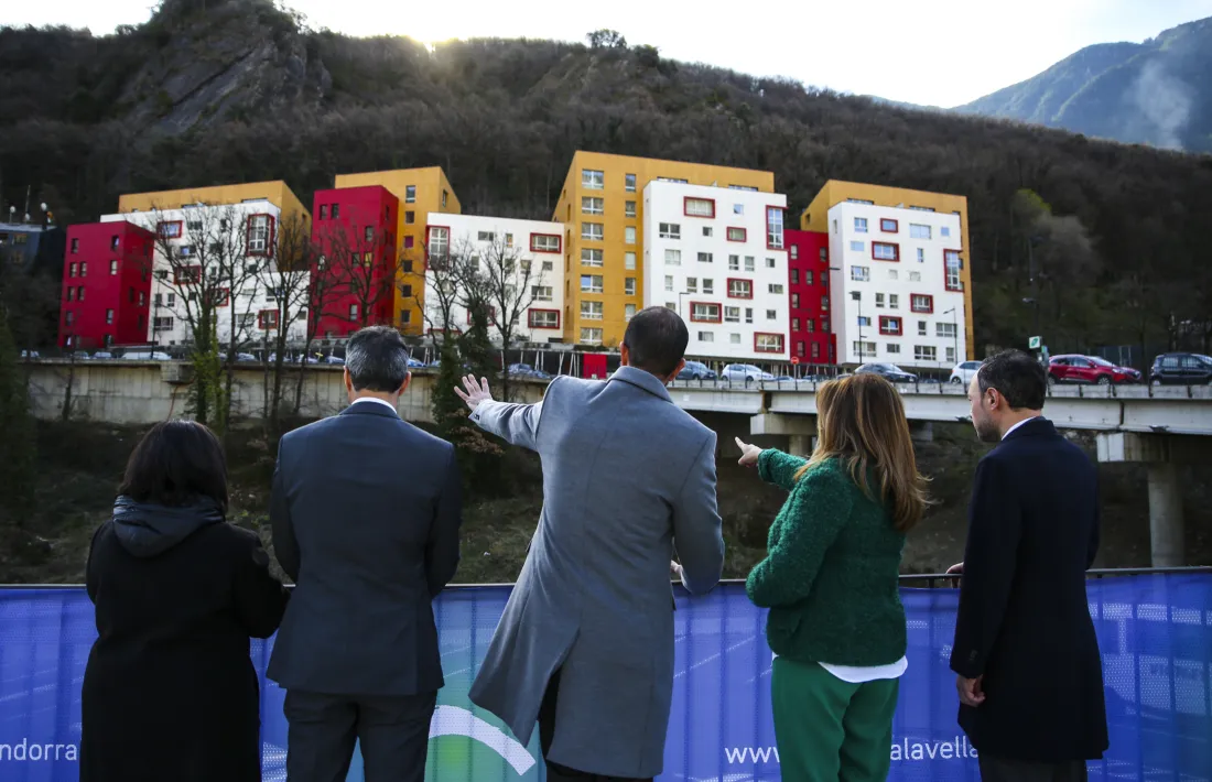 Autoritats comunals i governamentals davant dels terrenys que han d’acollir el futur bloc de pisos.