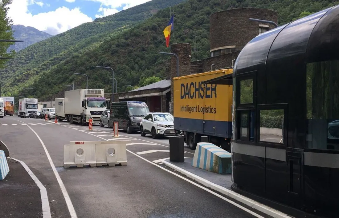 Vehicles creuant la frontera hispanoandorrana.