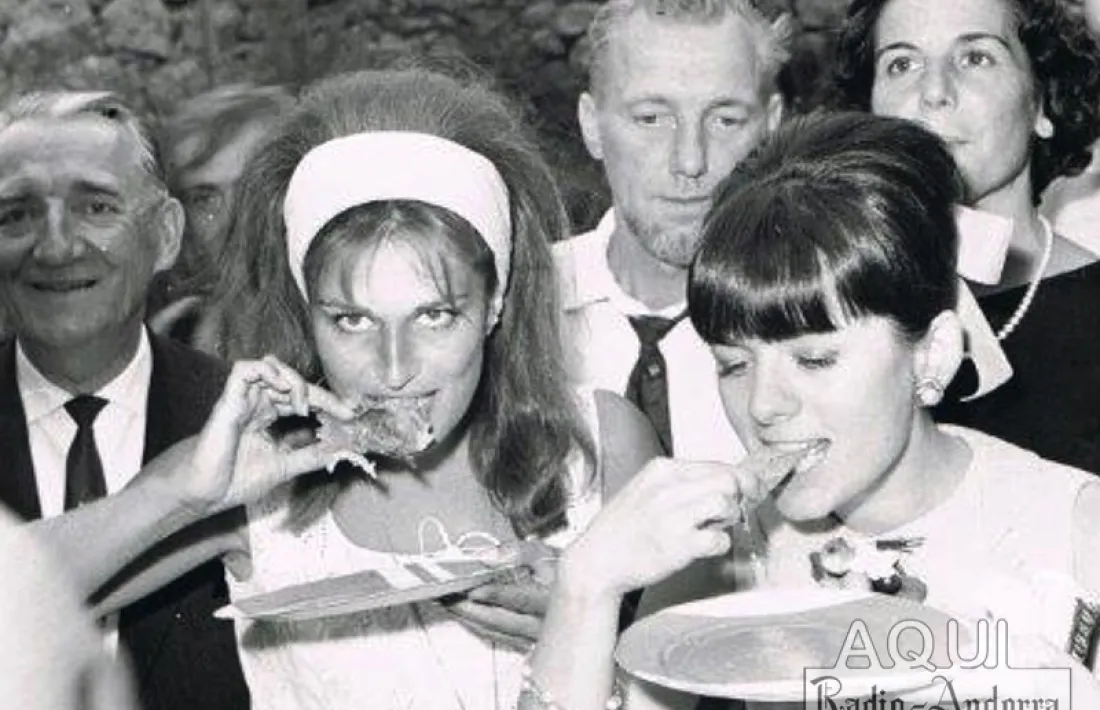 4 de juliol del 1964: Dalida, aquí amb Christiane Mailhos, va ser la gran atracció del ’mechoui’ que Radio Andorra va oferir a la caravana del Tour.