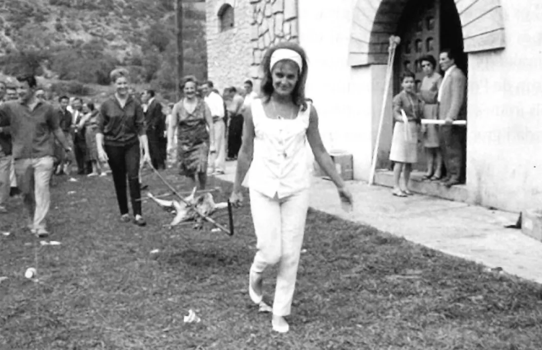 Carregant la brasa, amb tota naturalitat.