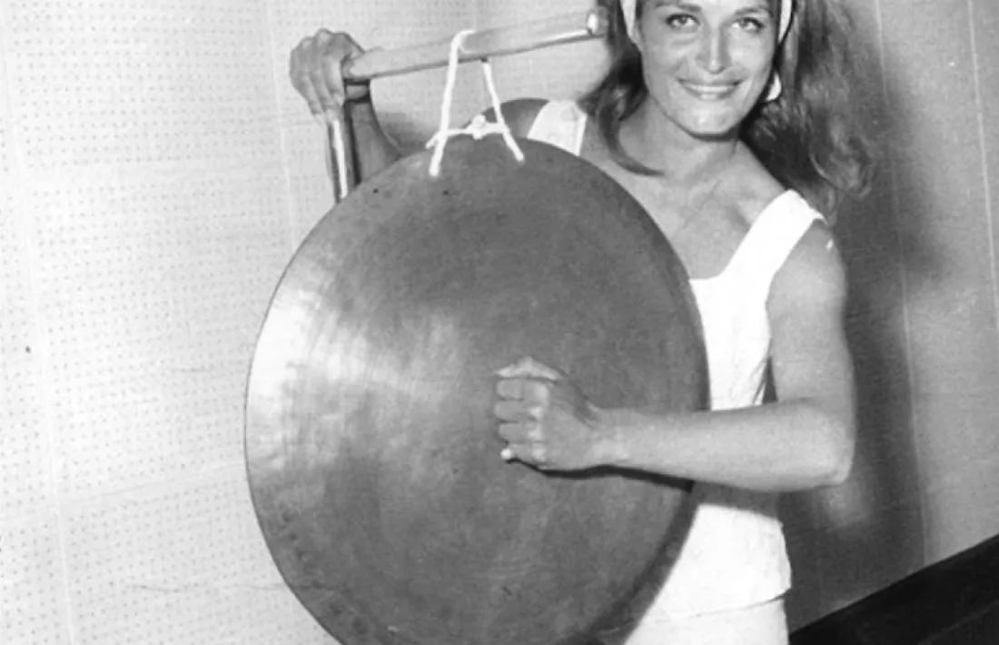Dalida amb el gong de Radio Andorra, l'endemà del 'méchoui', qua va participar al programa de Mailhos, 'À chiffons rompus'.