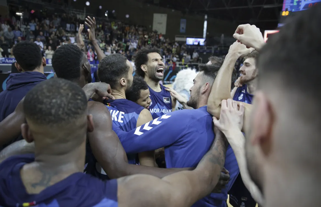 Pinya dels jugadors del MoraBanc Andorra celebrant la victòria contra el Burgos en l’últim partit de l’ACB disputat al Poliesportiu.
