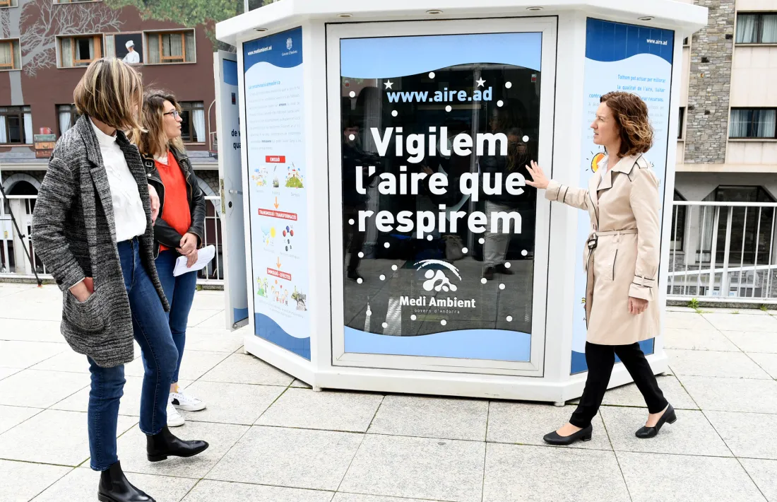 L’equip tècnic i Calvó en l’estació de control de qualitat de l’aire instal·lada a Escaldes-Engordany, aquest matí.