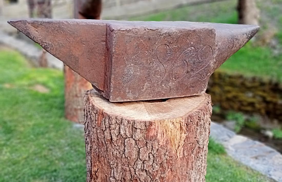 Aquesta enclusa catalana –les franceses es recolzen sobre quatre potes– porta l’any gravat.