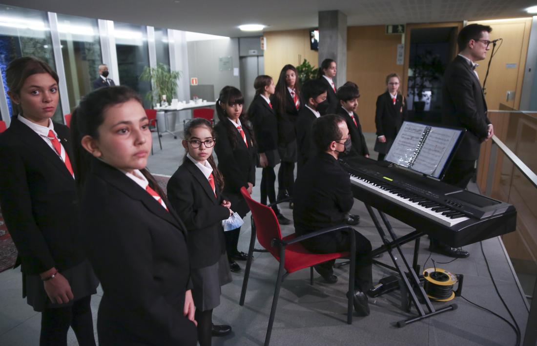 Sabata va dirigir el Dia de la Constitució, la primera actuació en públic dels ‘nous’ Petits Cantors: van cantar l’himne al Consell General.