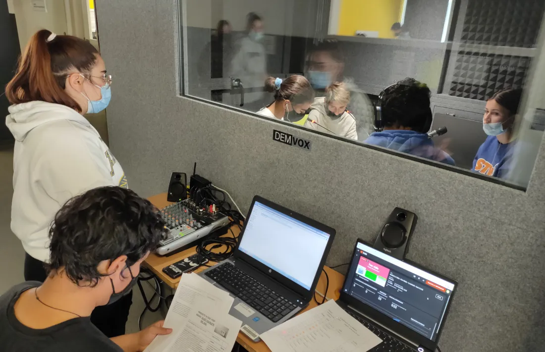 El taller de ràdio. Cada dia s’enfronten a una audiència d’un bon miler d’oients. Passi el que passi el programa comença a l’hora