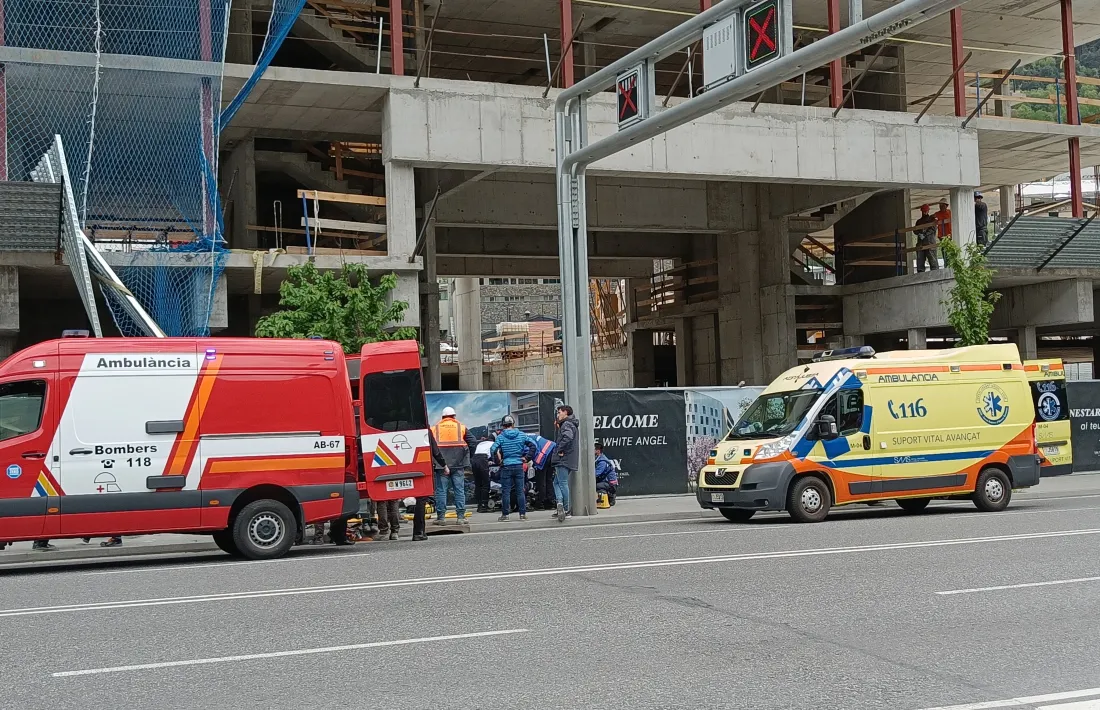 Els serveis d'emergències atenent l'operari que ha resultat ferit.