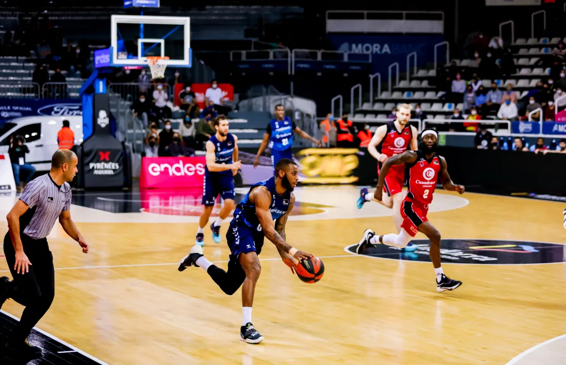 Codi Miller-McIntyre va anotar 19 punts al partit de la primera volta que el MoraBanc va perdre contra el Casademont Saragossa.