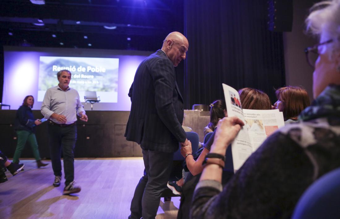 El cònsol menor, Quim Dolsa, parla amb alguns dels assistents a la reunió de poble abans de l’inici de la trobada.