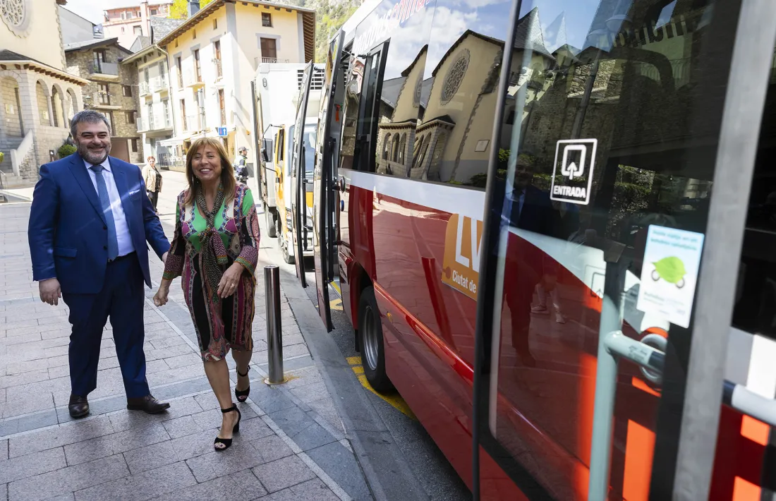 Vinseiro i Marsol en la presentació del nou bus comunal.