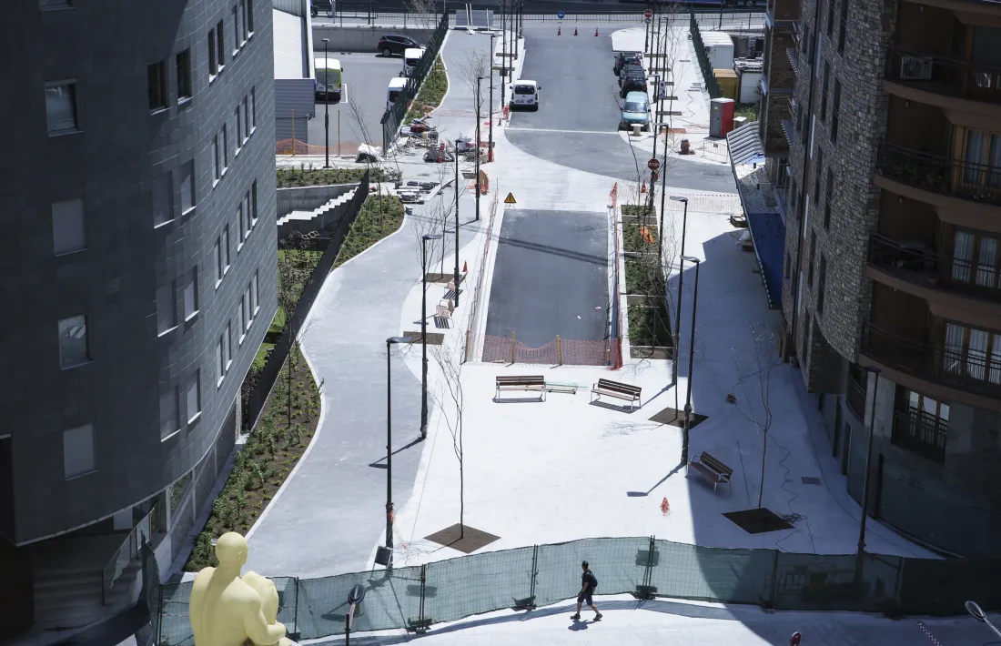 Vista del nou espai entre l’estació d’autobusos i Prat de la Creu.